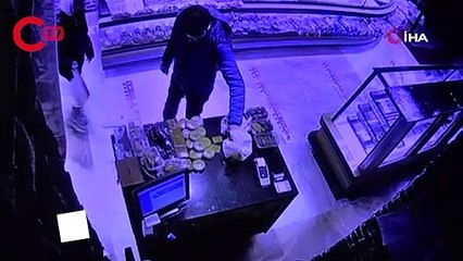 Önce ellerine dezenfektan sıktı, sonra sadaka kutusunu çaldı