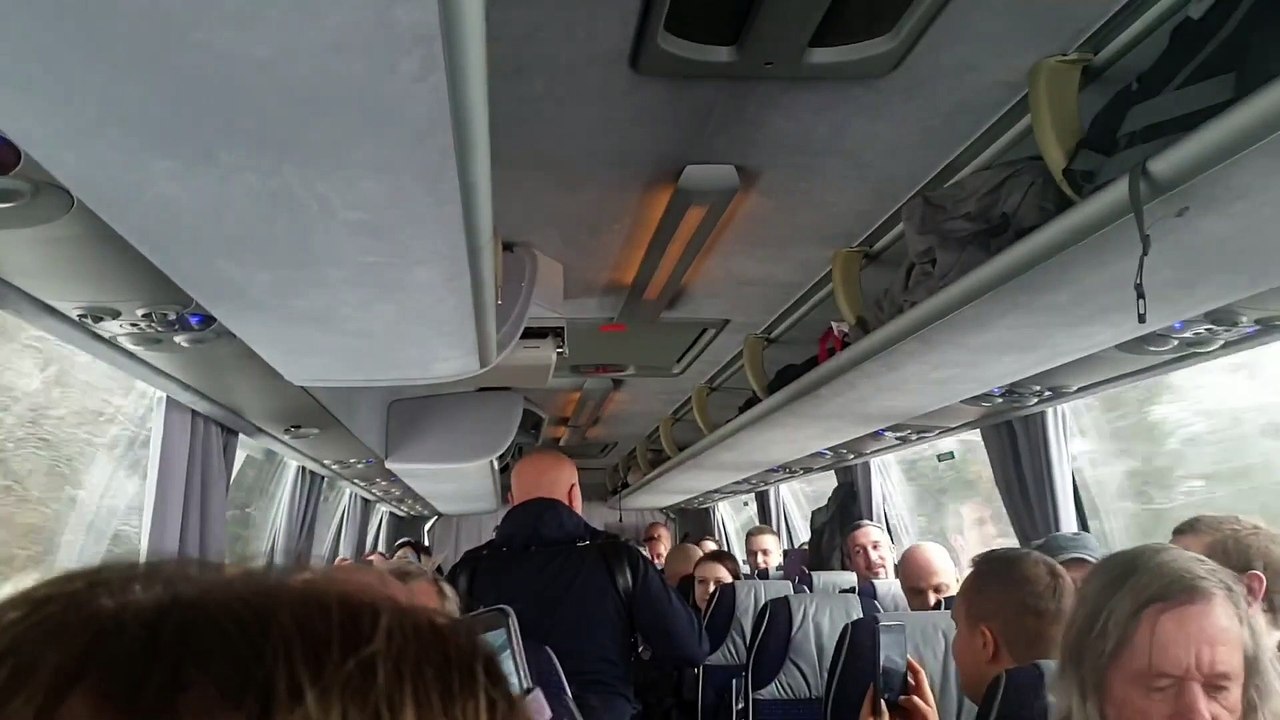 13.12.2020: Steirer singen im Bus am Weg zur Salzburg-Demo am Residenzplatz 