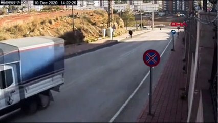 8 kilometre takip ettikleri adamın 21 bin lirasını çaldılar