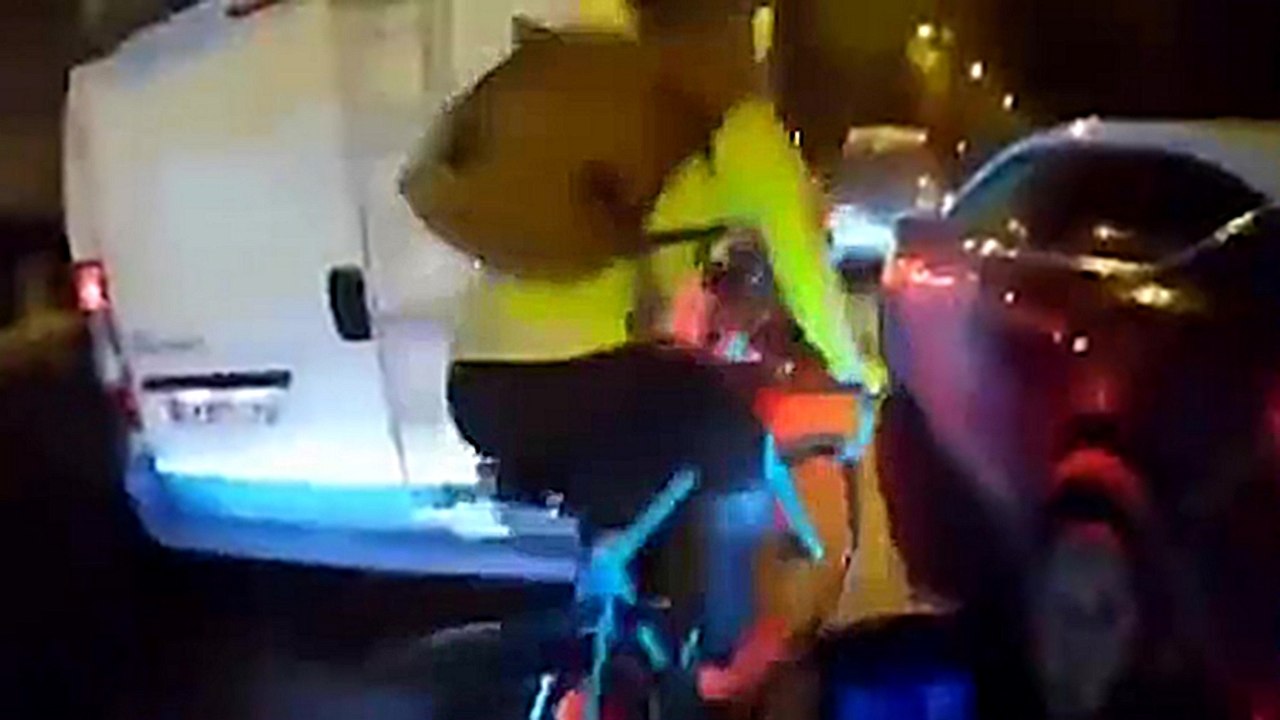 Un motard percute volontairement un cycliste après s'être fait couper la route