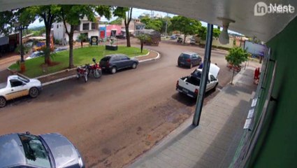 Vídeo: Carreta tomba sobre veículo estacionado em Borrazópolis