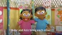 Dos marionetas de niños refugiados rohinyás se unen a Barrio Sésamo