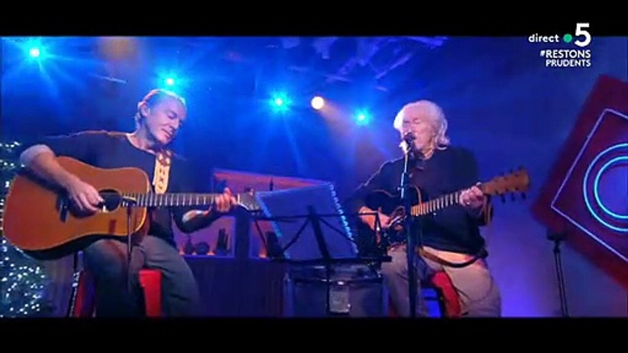 Le chanteur Hugues Aufray oublie les paroles de sa chanson en plein direct sur le plateau de "C à vous" sur France 5 - VIDEO