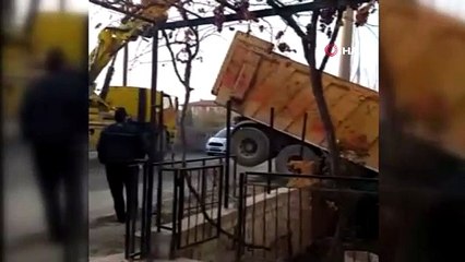 Freni boşalan hafriyat kamyonu ev ve yol arasında asılı kaldı