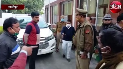 Tải video: ट्रकों से अवैध वसूली कर रहे शख्स को डीएम ने रंगे हाथ पकड़ा, वसूली टीम और ट्रक मालिकों में मचा हड़कंप