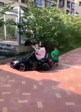 Il s’amuse à jouer au chauffeur de la famille avec ses voitures