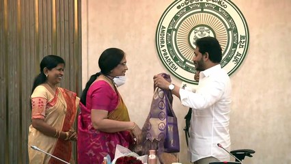 సీఎస్‌ నీలం సాహ్నిని సత్కరించిన సీఎం జగన్‌