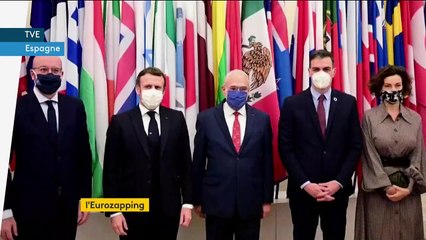 L'Eurozapping du 17 décembre : la contamination d'Emmanuel Macron à la Une des JT européens