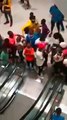 Des camerounais qui découvrent pour la première fois un escalier roulant lors de l’ouverture d’un centre commercial