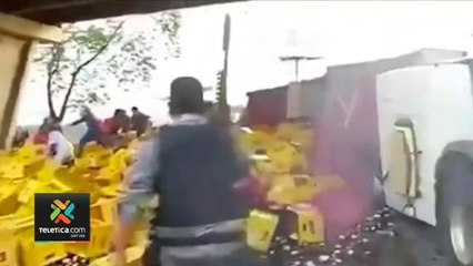 tn7-policia-tuvo-que-ahuyentar-saqueadores-tras-vuelco-de-camion-cervecero-181220