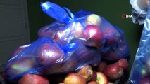 Karantinadaki ihtiyaç sahibi ailelere meyve dağıtımı sürüyor
