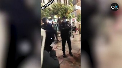 Colas en Málaga ante la Policía para ser multados voluntariamente por no tener mascarilla: "Queremos respirar"