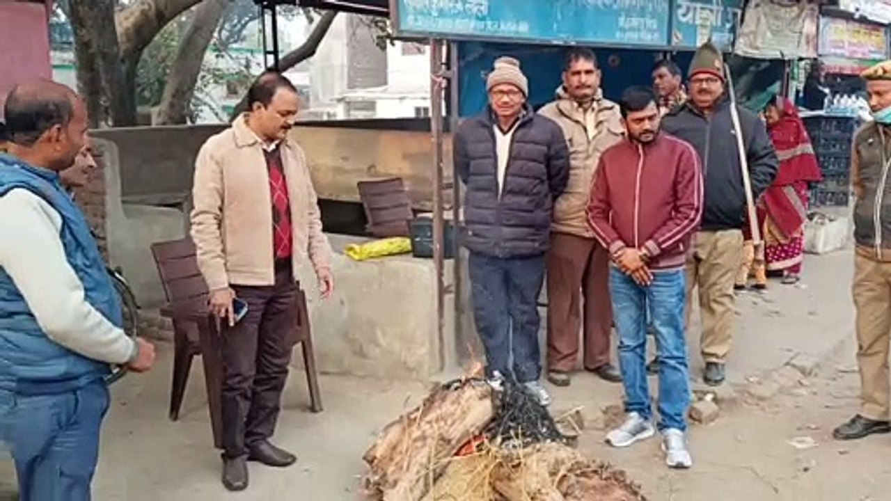 कड़ाके की ठंड और चल रही शीतलहर के चलते एसडीएम ने जलवाए अलाव