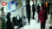 Gürültü nedeniyle uyaran hastane polisine tekme ve yumruklu saldırı kamerada