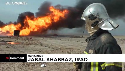 شاهد: رجال الإطفاء العراقيون يكافحون ألسنة اللهب في حقل نفط بالقرب من كركوك