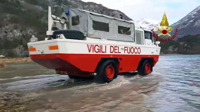 Udine - Prova mezzo anfibio dei Vigili del Fuoco nel Lago di Cavazzo (18.12.20)