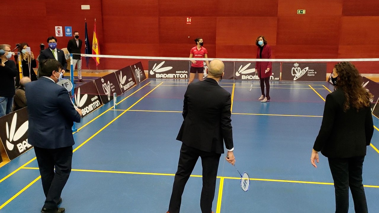 Carolina Marín juega con representantes políticos y deportivos