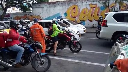 Entre burlas y gritos retiraron materas de la Calle 8