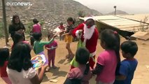شاهد: سانتا كلوز يهدي كتبا لأطفال لم يتمكنوا من الذهاب إلى المدرسة طيلة عام 2020