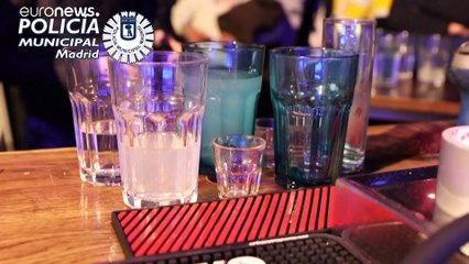 شاهد: الشرطة الإسبانية تداهم ملاهى وقاعات وشقق تقام فيها حفلات غير قانونية في مدريد وسط تفشي كورونا