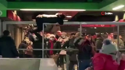 - İtalya’da Kapatılan Metroya Bariyerlerden Atlayarak Girdiler