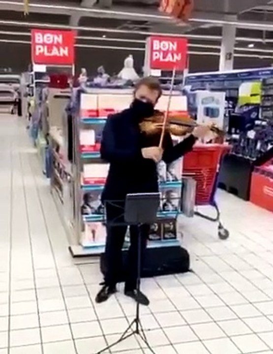Le violoniste Renaud Capuçon improvise un concert dans un Carrefour