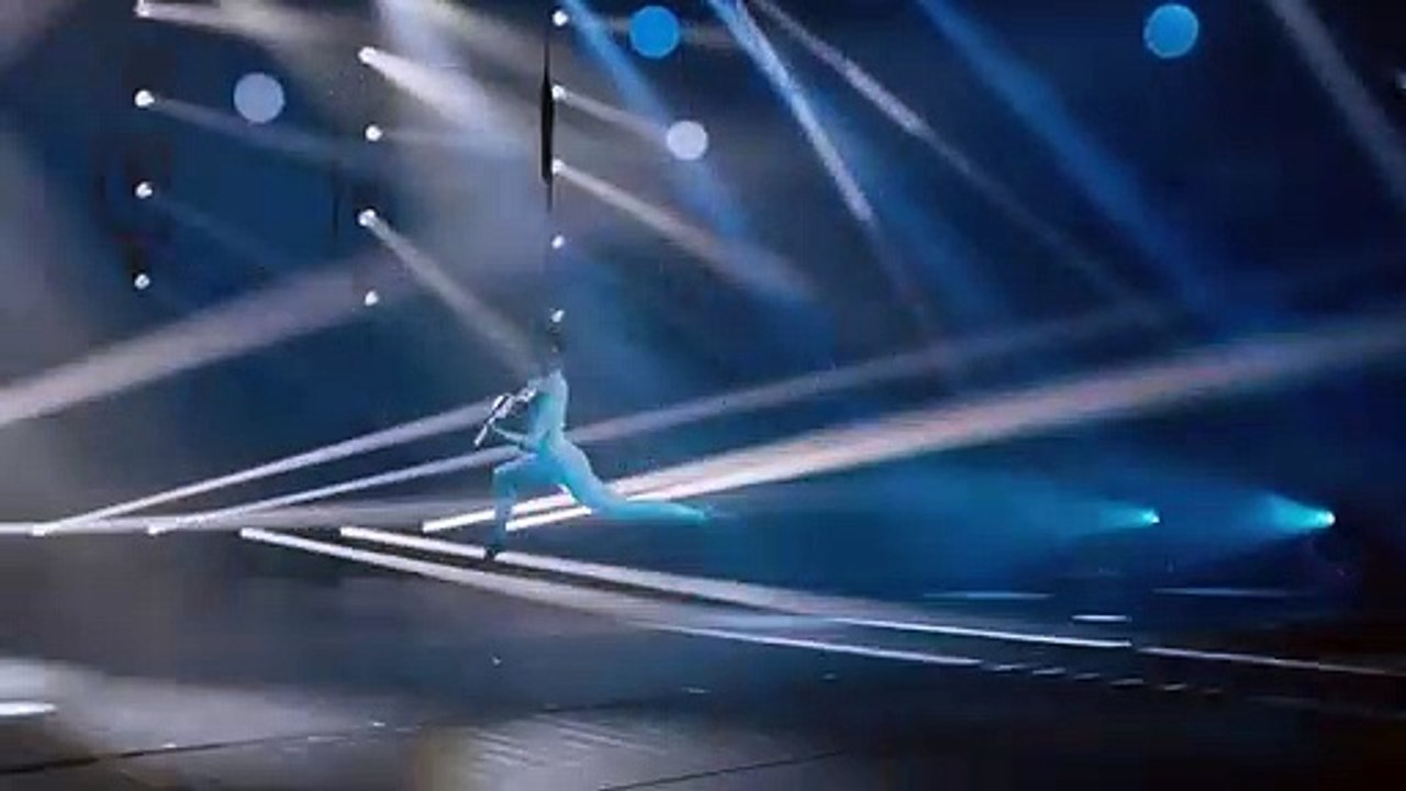 Lindsey Stirling joue en étant suspendue par les cheveux