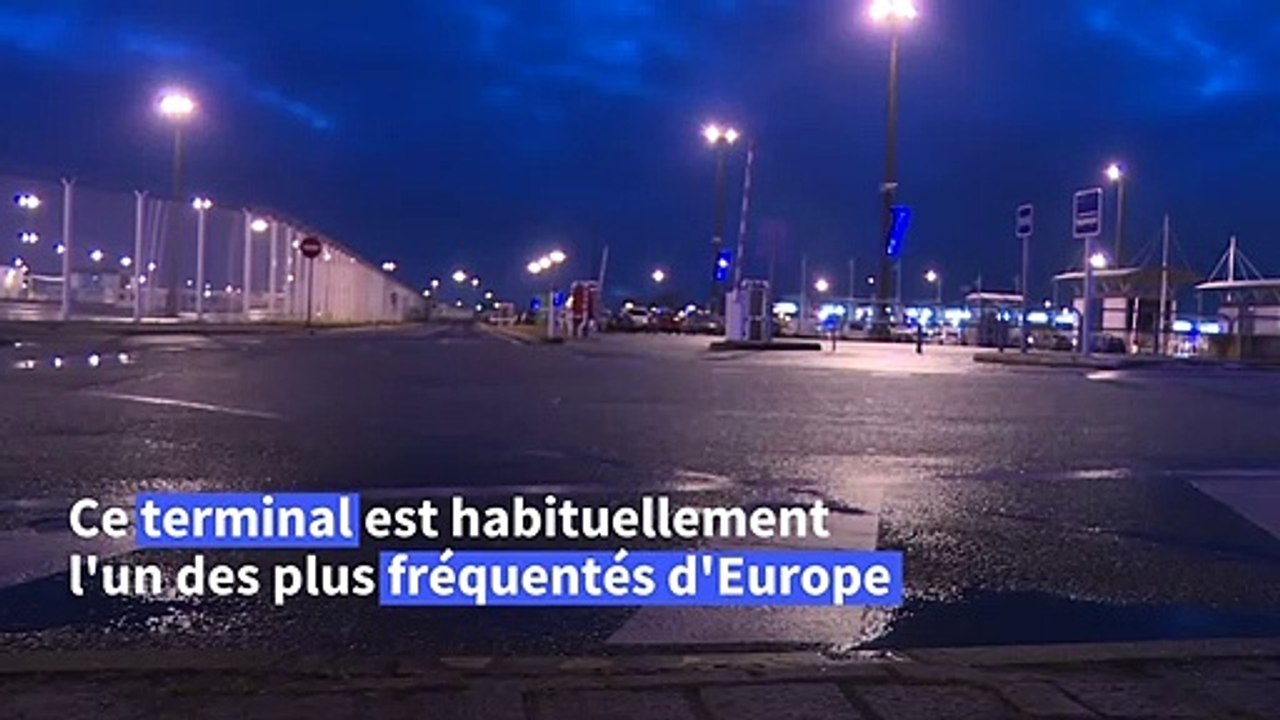 Le port de Calais déserté, des centaines de camions bloqués côté anglais