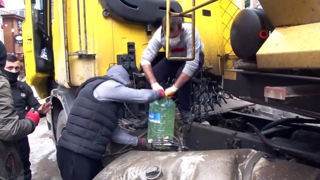 Kaza yapan kamyonun deposundan akan yakıt faciaya davetiye çıkardı