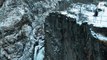 Ce drone plonge d'une falaise et longe une cascade : images vertigineuses