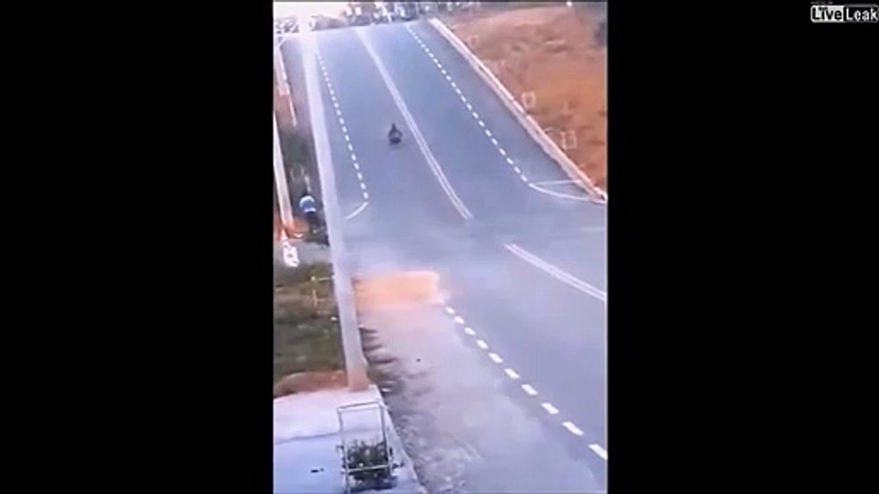 Ce papa et son fils sont passés tout prêt du drame... chanceux