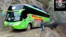 Ce chauffeur de bus évite le pire sur une route de montagne...