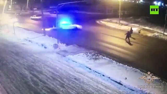 Un policier sacrifie sa voiture pour protéger des piétons... bon réflexe