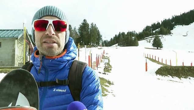 На лыжных станциях в Пиренеях как никогда много снега, но отдыхающих не видно