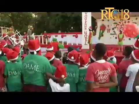 Premyè Dam Martine Moïse distribye jwèt bay timoun ki sòti nan diferan zòn, rejyon metwopolitèn nan