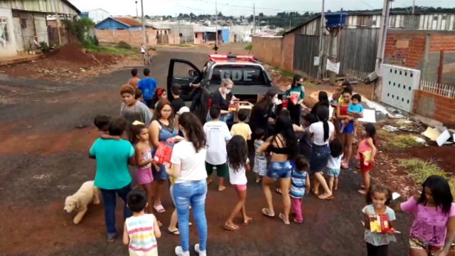 Polícia Civil faz alegria de crianças carentes durante entrega de presentes de Natal