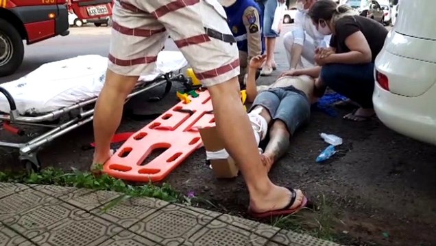 Motociclista fratura o pé ao ser atingido por carro no Bairro Coqueiral