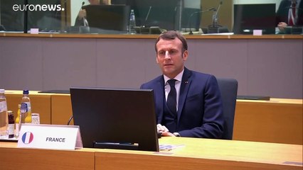 Один в Версале: заболевший COVID-19  Макрон рассказал о своем самочувствии