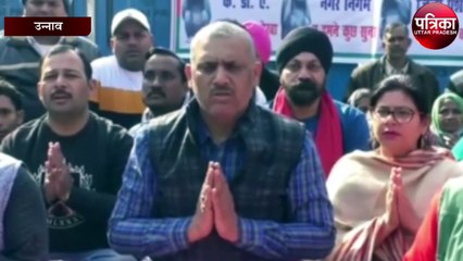 प्रतीकात्मक रूप से गांधीजी के तीन बंदर के साथ आर्य नगर विधायक धरने पर, जानिए क्यों