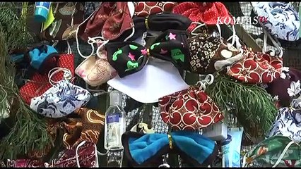Unik! Pohon Natal dari Masker dan Hand Sanitizer