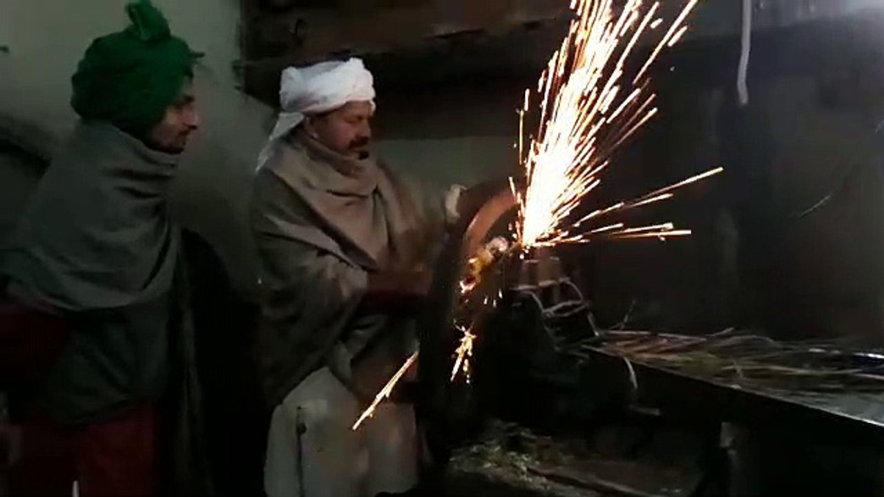 चारा काटने की मशीन के ब्लेड की धार तेज करते किसान नेता राकेश टिकैत