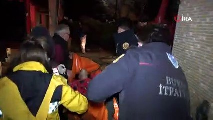 Yangın sırasında alevlere teslim olmamak için duşa girip, kendisini ıslatınca kurtuldu