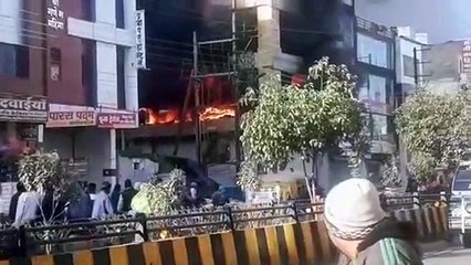 जूते के शोरूम में लगी भीषण आग, घटना का वीडियो सामने आया