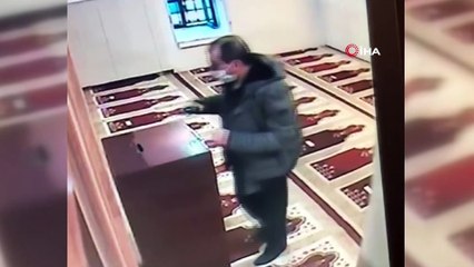 Cami kasasından özel aparatla para çalan hırsız kamerada