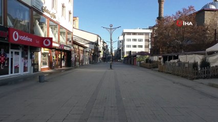 Kısıtlamalar nedeniyle cadde ve sokaklar boş kaldı