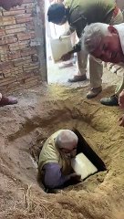 गायों के बाड़े में तहखाने में गाड़े टैंकर से 43 कार्टन शराब जब्त