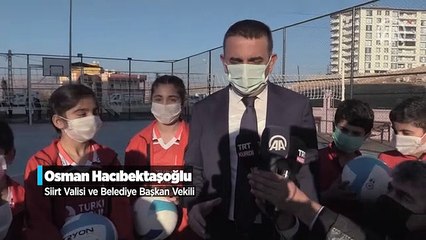 Lastiklerden yaptıkları sahada voleybol oynayan çocuklar yeni tesislerine kavuştu