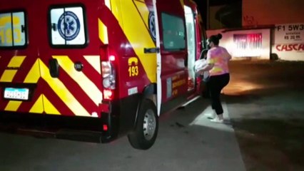 Motorista de aplicativo colide contra um poste e três pessoas ficam feridas, na Olindo Periolo