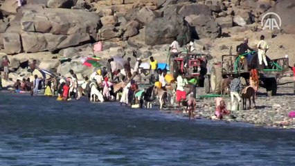 Çatışmalardan kaçan Etiyopyalılar, bidondan yapılmış sallarla nehri geçerek Sudan’a sığınıyor