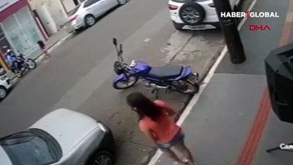 Kahraman ağabey kız kardeşini aracın altında kalmaktan böyle kurtardı